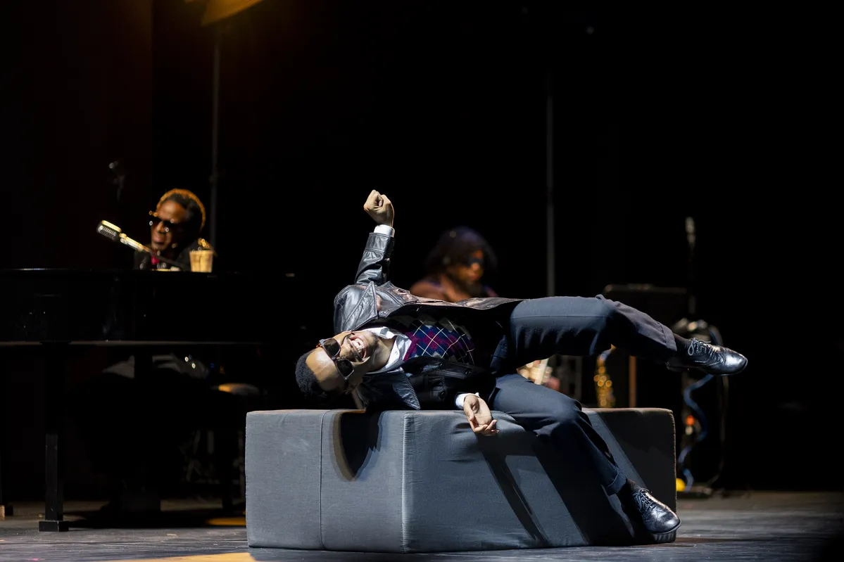 “Ray – Você Não me Conhece”: montagem  privilegia deficientes visuais a partir da própria história de Ray Charles, cego desde os 7 anos