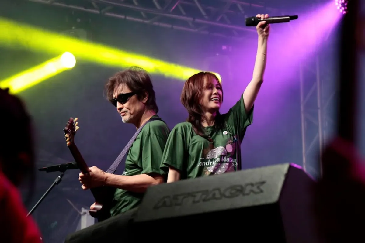 Nanase Aikawa com o guitarrista Tetsuro Oda, seu parceiro musical há três décadas