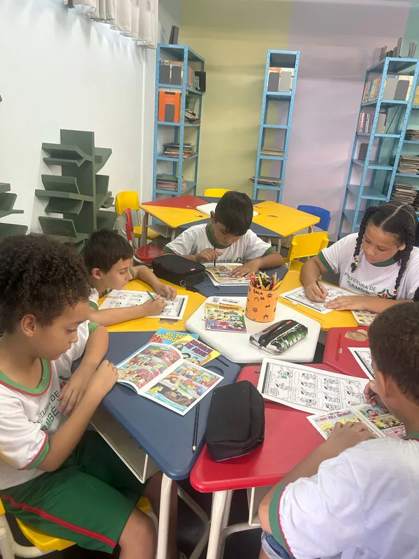 Alunos da Escola Municipal Pedro Tkotz, de Cambé estudam o conteúdo das HQs e realizam atividades de produção textual