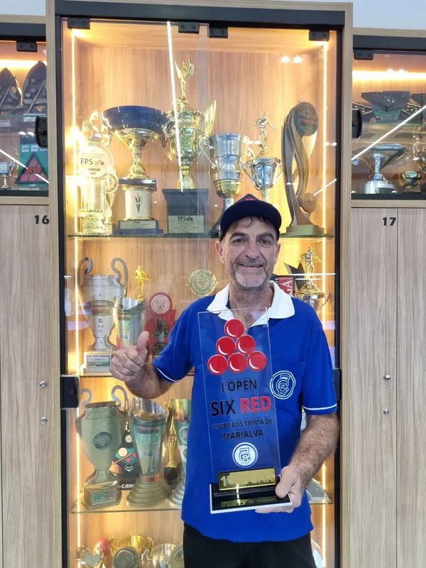 Vaca com sua fortaleza de troféus