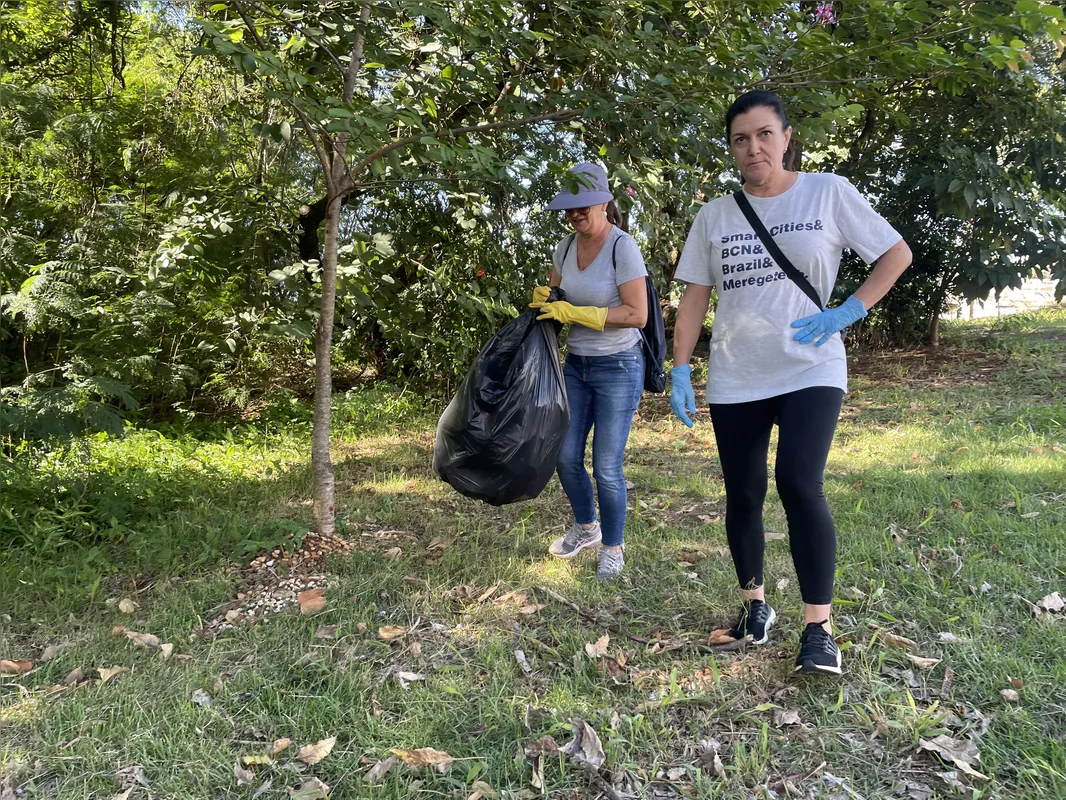 Em menos de uma hora, os voluntários recolheram dezenas de sacos de lixo