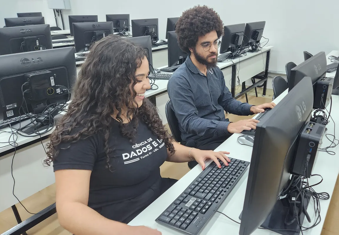 Gabriela Vitória Vieira e Guilherme Nascimento Braga, alunos da primeira turma do curso da UEL