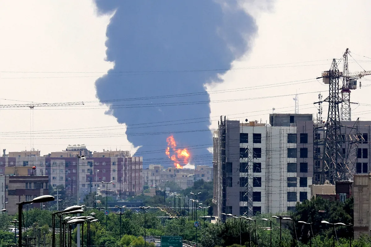 Uma coluna de fumaça densa e fogo subiram de uma refinaria de petróleo no sul de Teerã, após ter sido atingida por um ataque israelense no domingo
