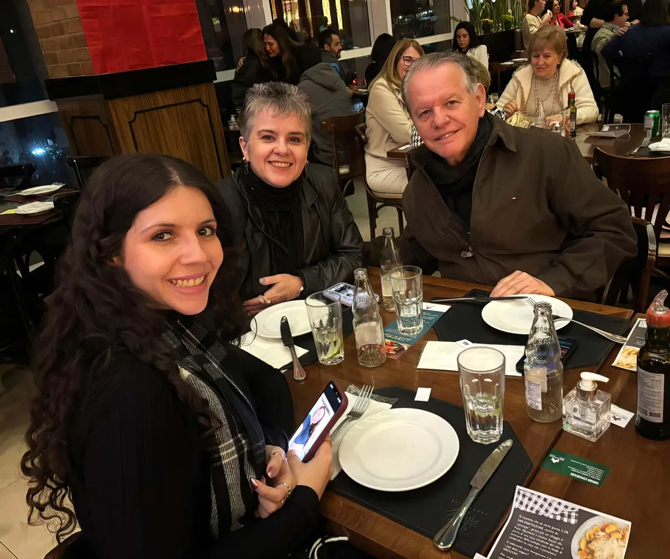 Luiza e Joice Cruciol com José Carlos Sacchi