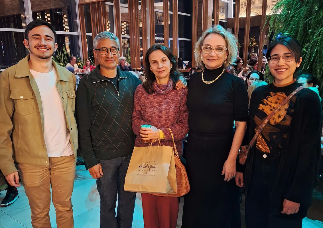 A Família Martins: Arthur, Antônio, Irene e Maria Vitória com a professora Vanessa Araujo