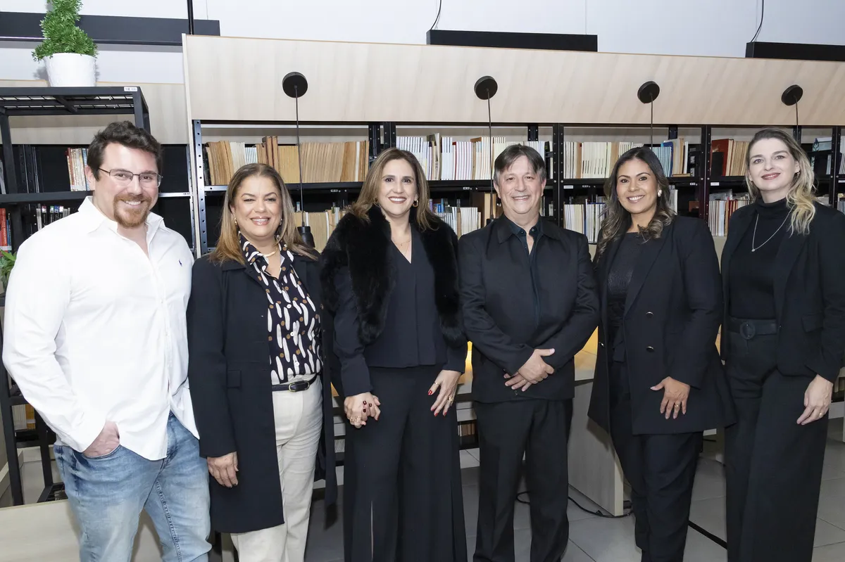 Bruno Chaves, mantenedor do Maxi, Cássia Gimenes Barcaro, homenageada, diretora pedagógica do Pré-Vestibular Maxi e do Connect X, Rafaela Tomasetti, filha do homenageado póstumo, Virgílio Tomasetti Junior, fundador do Colégio Maxi, Marco Aurélio Batyras, homenageado, professor de Química do Ensino Médio e Pré-Vestibular Maxi, Débora Durães, diretora geral e Janaína Gardenal Fenato diretora de inovação e tecnologia do grupo Giusto 5