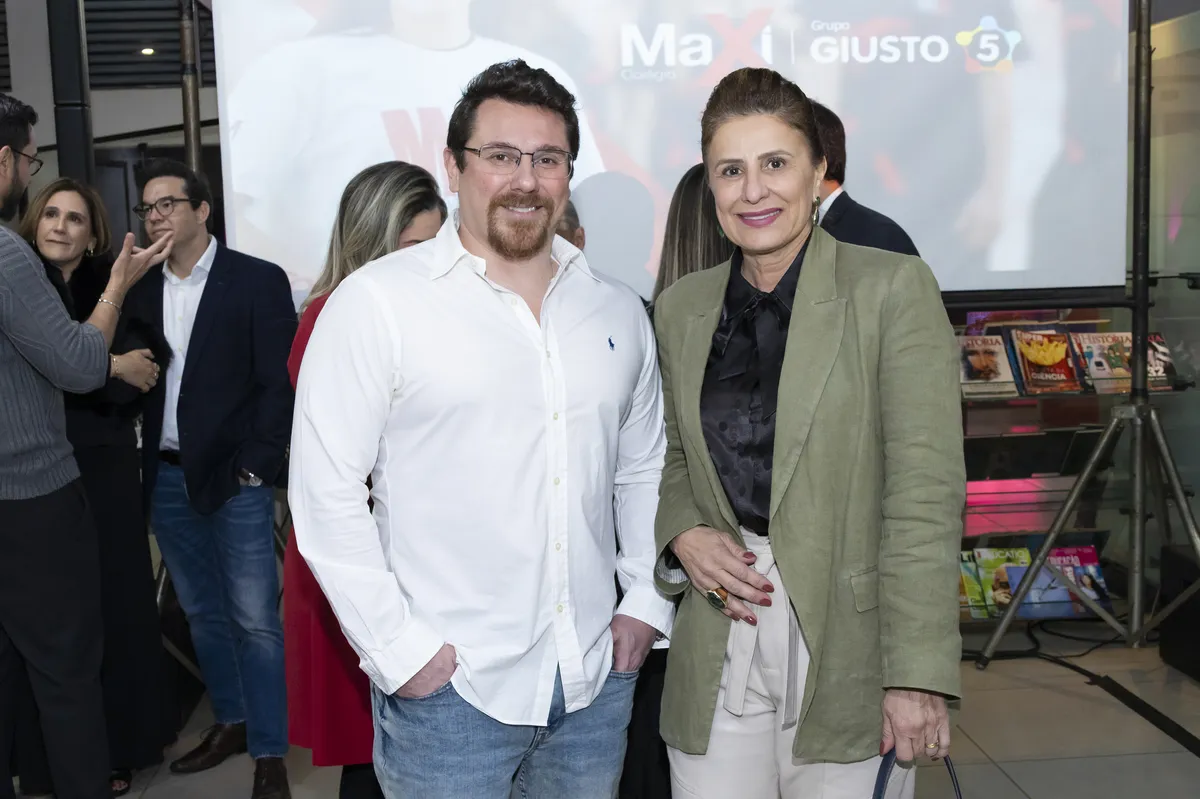 Bruno Chaves, mantenedor do Colégio Maxi, e Jessica Pieri, diretora do Núcleo Regional de Ensino