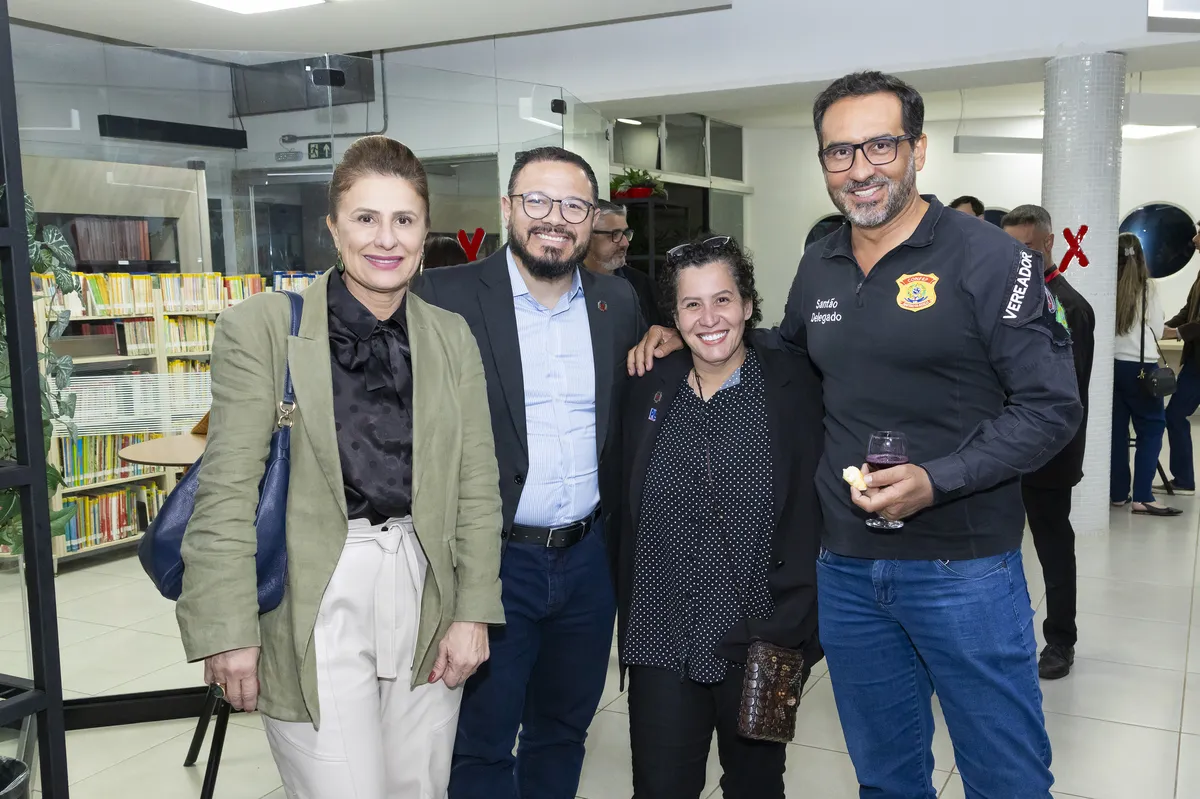 Jessica Pieri, diretora do NRE Londrina, Emanoel Gomes, presidente da Câmara Municipal de Londrina, Anne Ada Moraes de Souza, vereadora e Santão, vereador