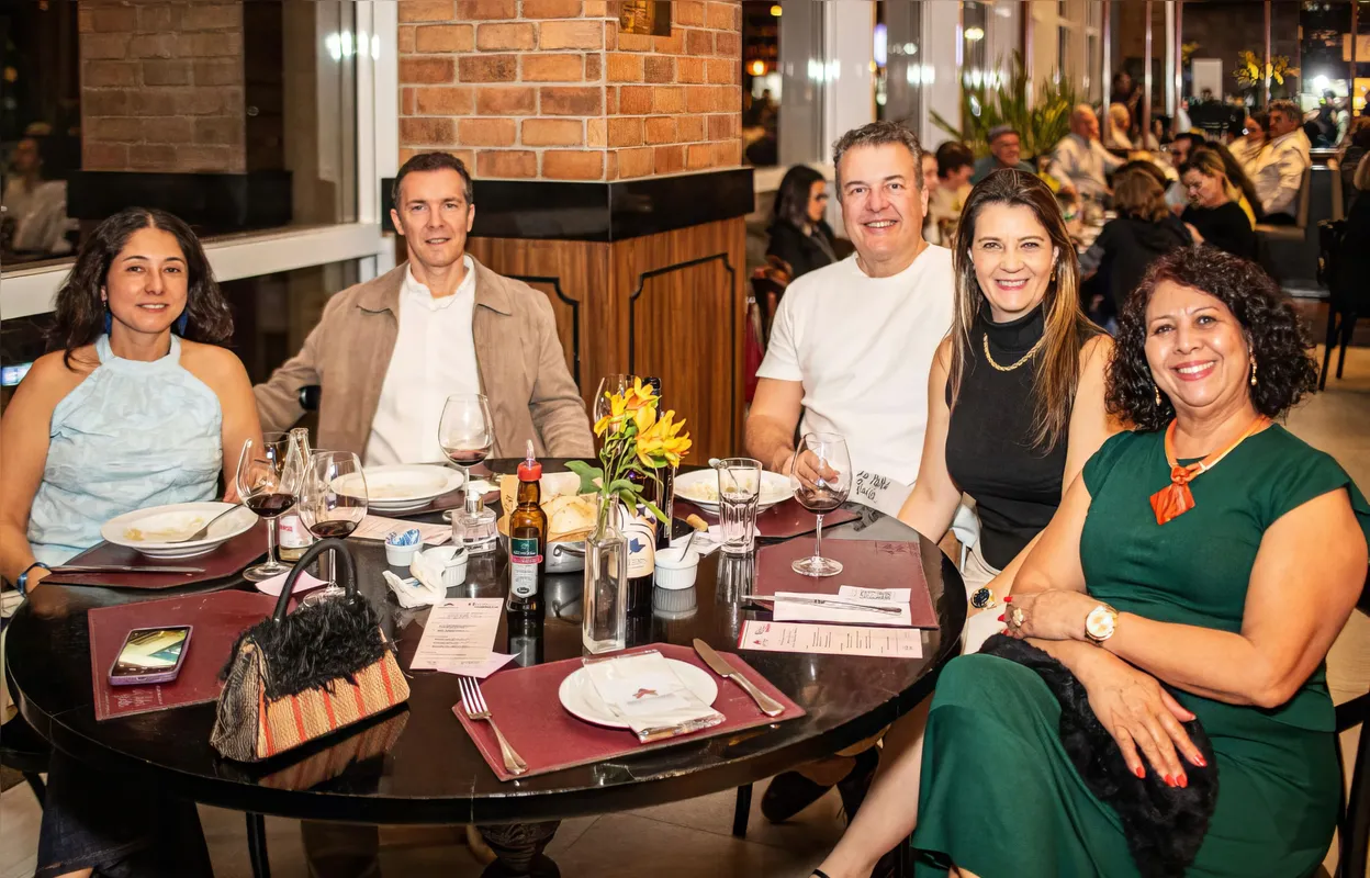 Kelly Ferrer Nagahara e Egon Bertolaccini, Arthur e Franciele Venegas e Tereza Silva
