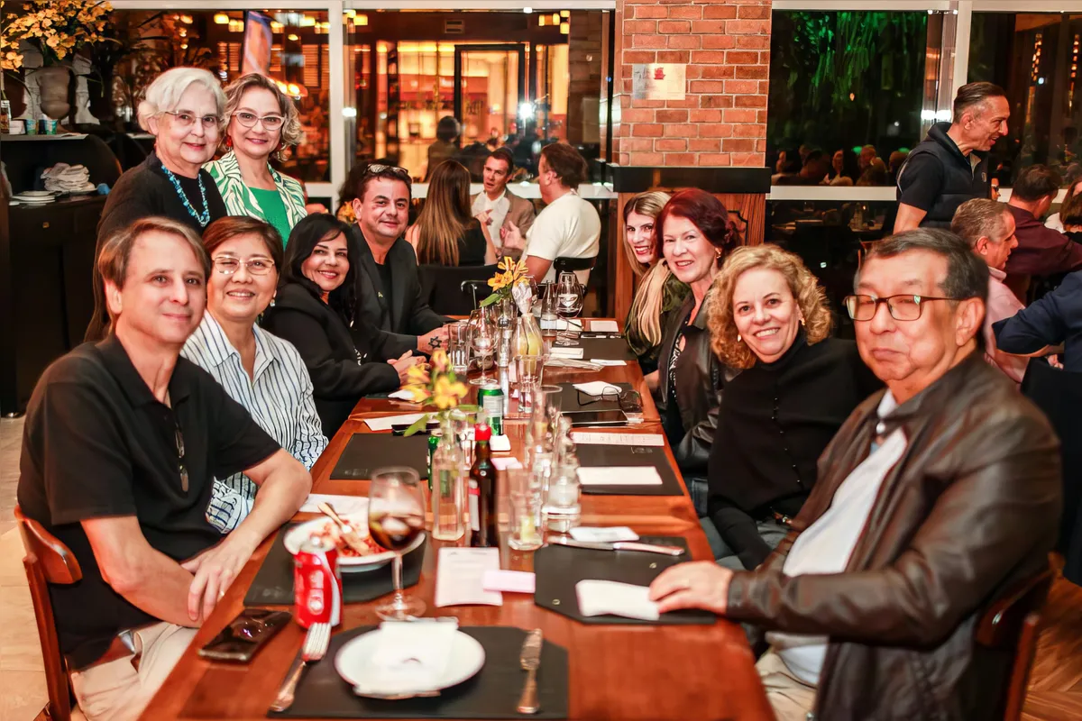 Nelson e Edna Roncaglia, Claudia e Sergio Oeda, de Arapongas, Maria Luiza Debiasio e Jailson Lonardoni, de Rolândia, e as professoras Hylea Ferraz e Vanessa Araújo( em pé)
