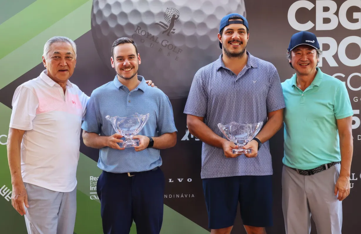 Os campeões amadores Pedro Grassano e Henrique Holzmann ladeados por Luiz Carlos Miguita e Milton Ogawa