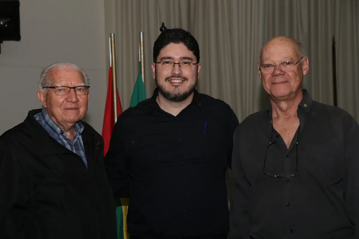 O presidente do Rotary Club Londrina Sudeste, Marlon Peterson Santos, ladeado pelos fundadores do clube Alberto Rapchan e Osvaldo Santos Junior