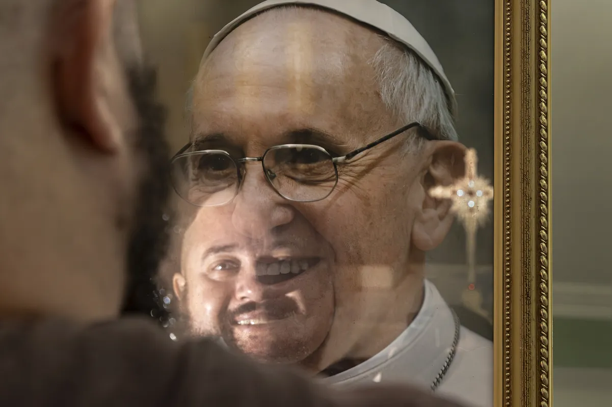 Imagem ilustrativa da imagem O peso e a leveza de Francisco, o 265º sucessor de Pedro