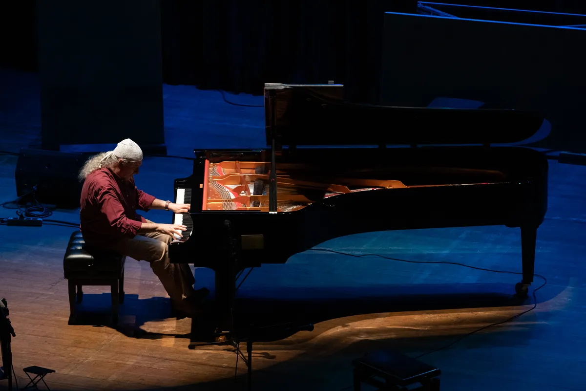 Egberto Gismonti, ao piano, na segunda parte do show: maestria