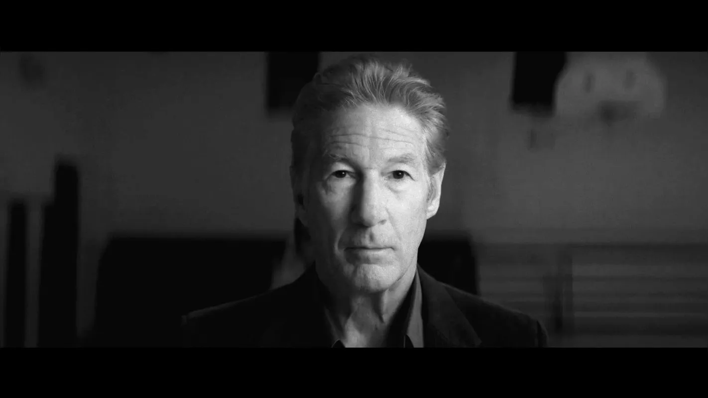 Filme traz a jornada de memória, decrepitude e morte do protagonista, no caso Richard Gere na velhice do personagem