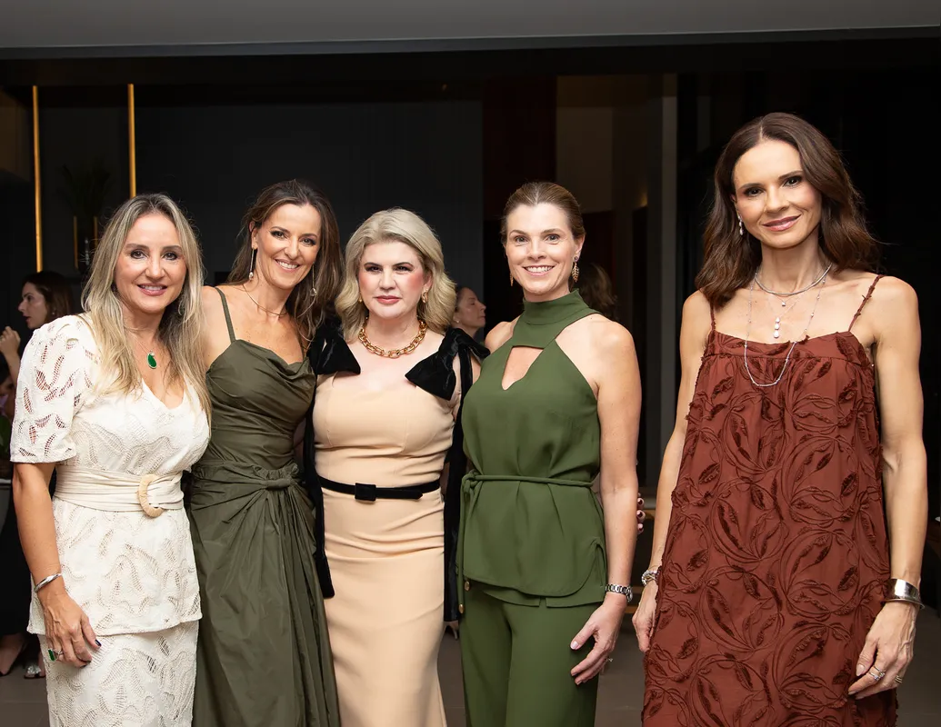 A aniversariante com Paola Queiroz, Audrey Garcia Lonni, Giovana Schlindwein  e Ana Paola Consalter