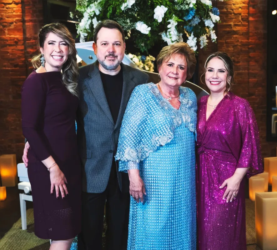 A aniversariante entre os filhos Marize, Carlos César e Márcia