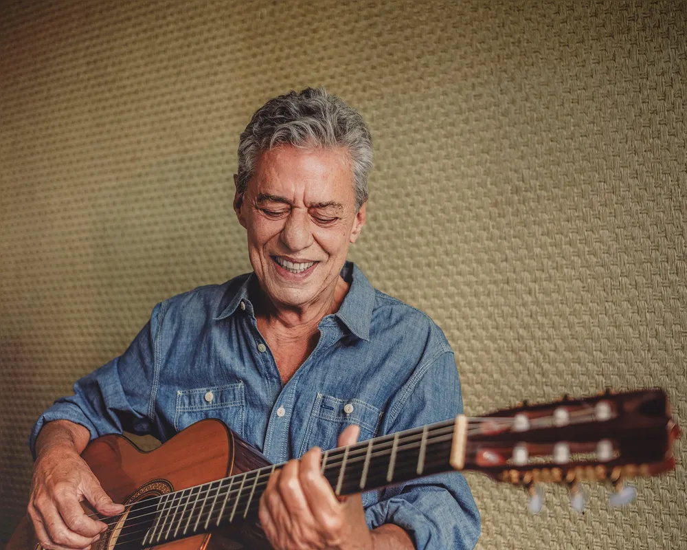Chico Buarque, 81 anos, não é apenas um dos maiores compositores brasileiros como também é premiado como escritor