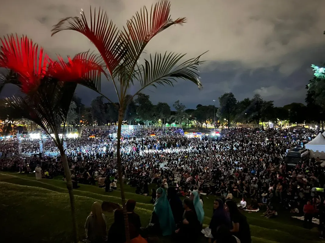 Encenação da "Paixão de Cristo" em Londrina atrai de milhares de pessoas nos locais de apresentação
