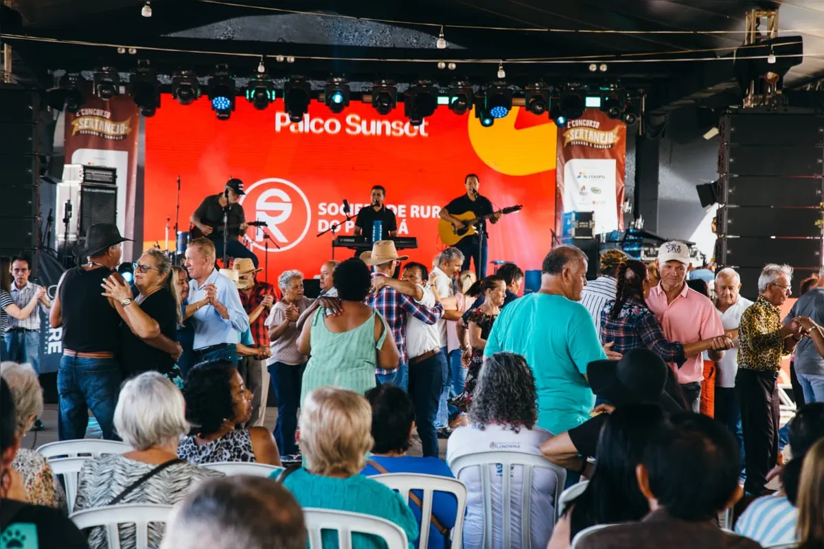 130 idosos vieram de Nova América da Colina especialmente para o baile na ExpoLondrina