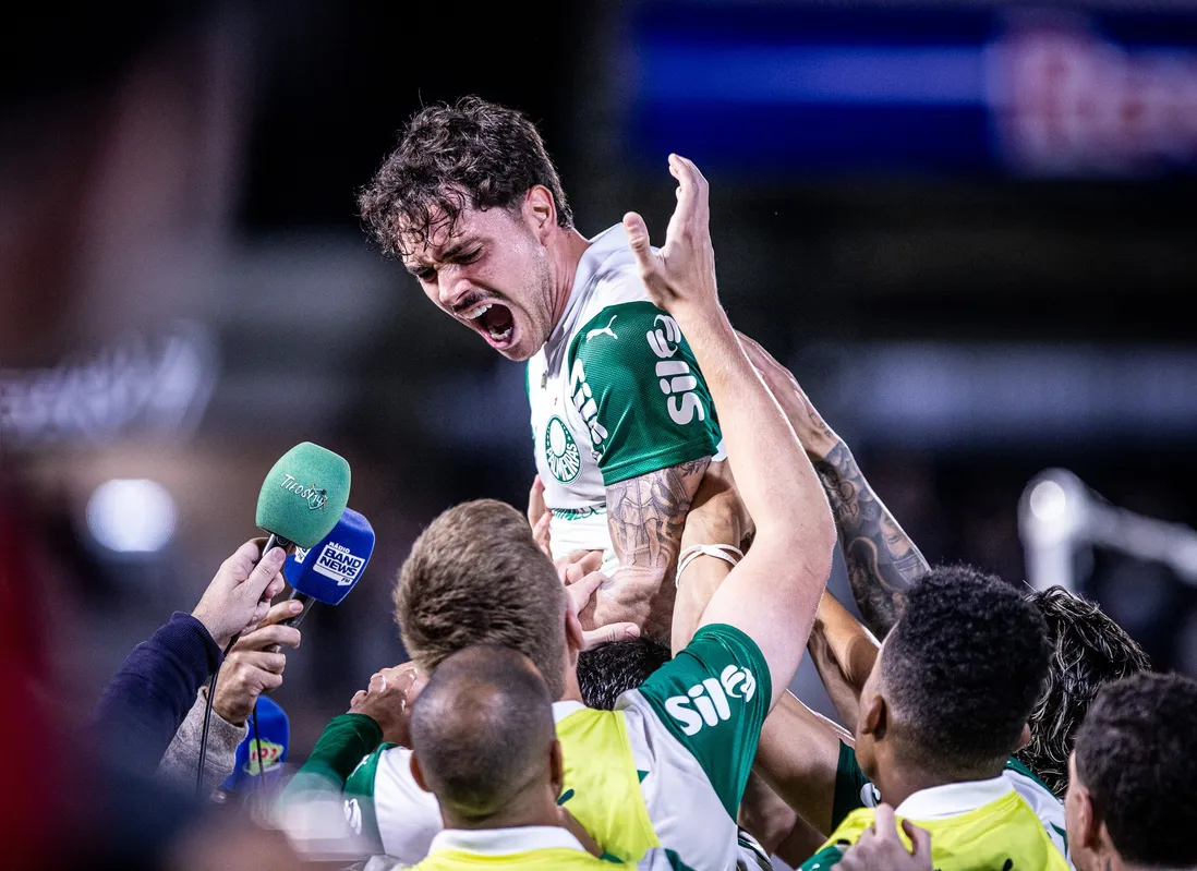 Maurício celebra o gol da virada do Palmeiras em Bragança Paulista