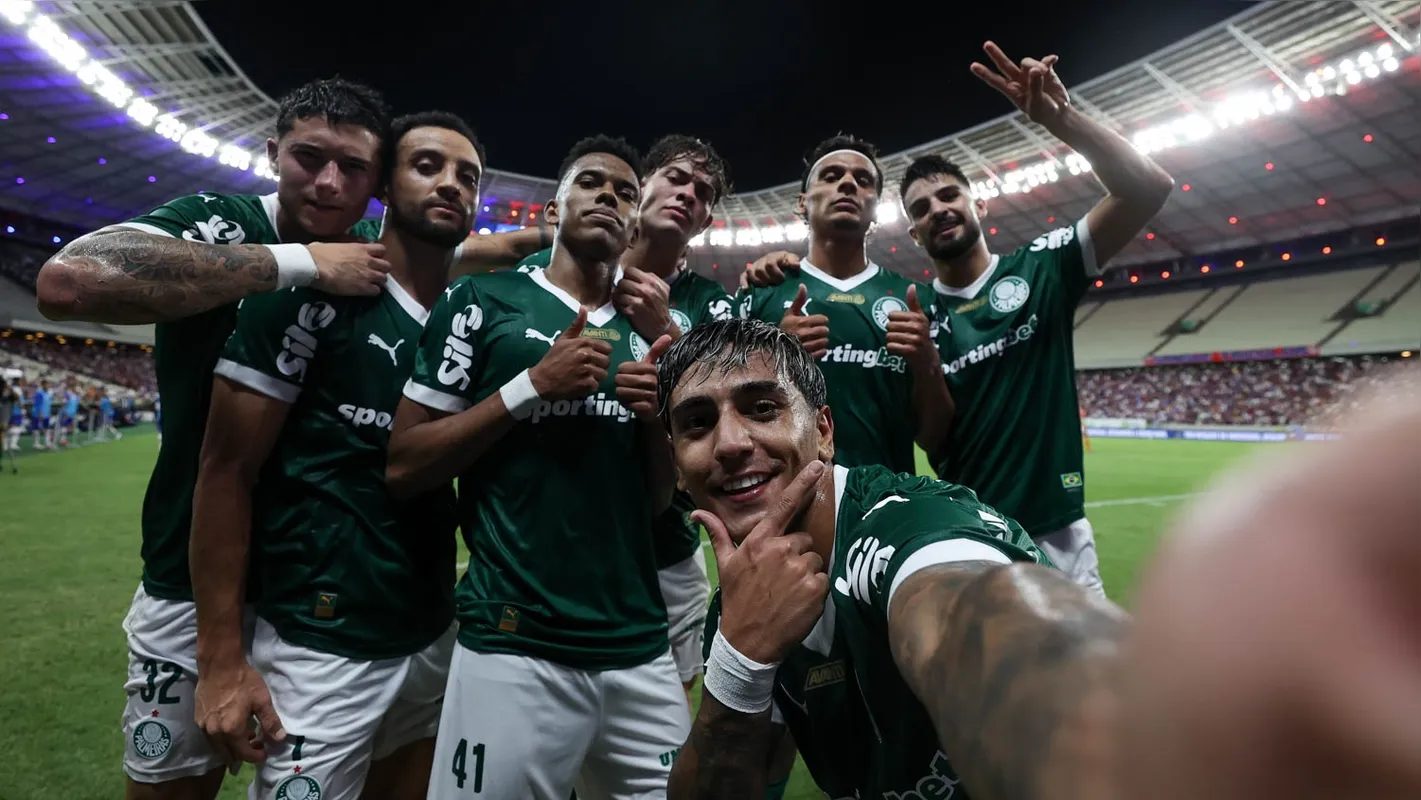 Facundo Torres comemora seu gol contra o Fortaleza fazendo selfie com os companheiros