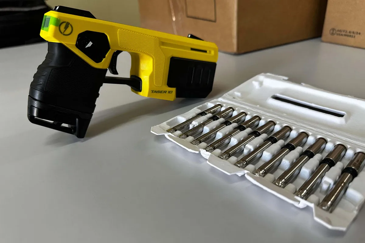 Imagem ilustrativa da imagem Policiais do Paraná são capacitados para uso de arma não letal