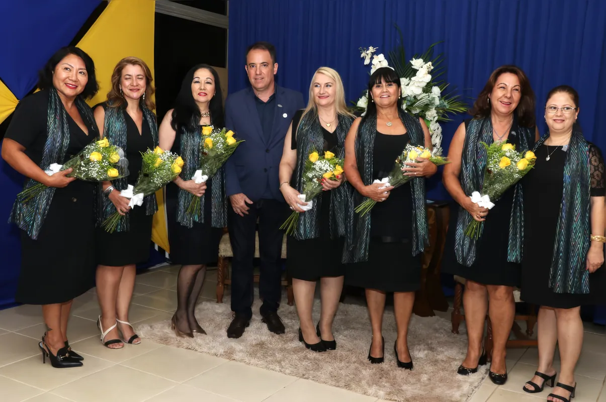 O presidente do Sincoval, Ovhanes Gava ( ao centro), ladeado pela Presidente Maria Aparecida Marçal; vice-presidente Ana Maria Munhoz Passarela; Monica Pires Batista, diretora de Comércio, Serviços e Turismo; Rosimeire Tini Oliveira, diretora de Responsabilidade Social, Ambiental Cultura e Sustentabilidade; Andressa Fernanda do Nascimento, diretora Administrativa e Financeira, Julia Leiko Sato Ribeiro e Sandra Akemi Nishikawa Bornia, diretoras de Marketing e Eventos