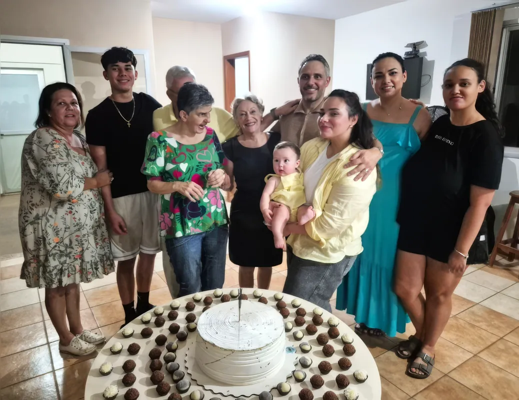 Monica Serpa, Matews Nakano Serpa (filho do Pastor), Adriana Serpa, a aniversariante Antonia Ontiveros Serpa, Pastor Junior, a filha dele Maria Eduarda Nakano Serpa, a neta Elisa Maria, a esposa Tatiana Nakano Serpa e Vitoria Ayko Nakano Serpa, também filha do Pastor