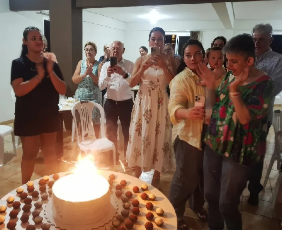 Ao fundo, de camisa branca, Francisco Ontiveros, irmão da aniversariante. À direita dele, Patrícia Nakano, que mora em Miami, nos Estados Unidos, e veio para comemoração dos 82 anos de Antônia Ontiveros; e à esquerda, Victoria Ayko Nakano Serpa