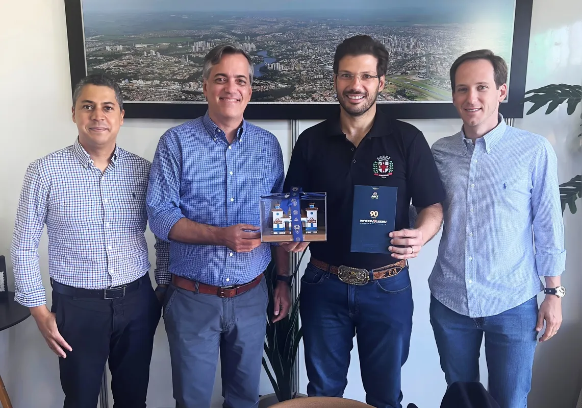 Gabriel Garcia Cid entregando convite oficial da Expozebu para o Prefeito de Londrina Tiago Amaral. Na foto também estão Felipe Prochet, chefe do gabinete da Prefeitura, e Paulo Henrique Ferreira, presidente da Codel