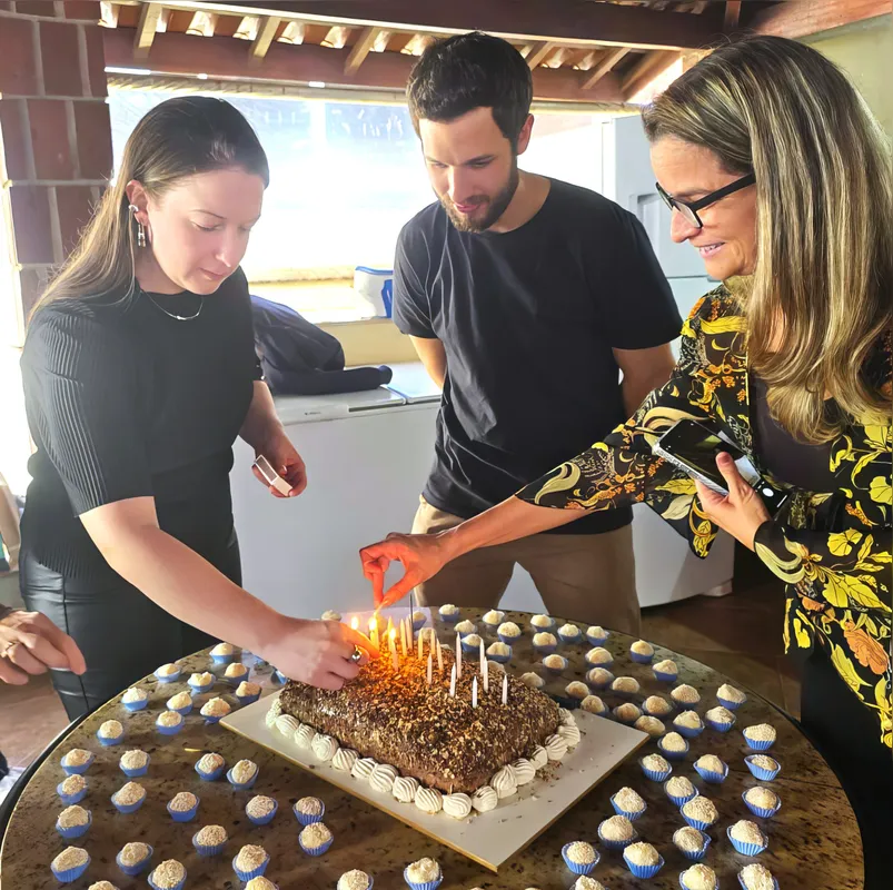 O aniversariante entre a namorada Milena Kepla e a prima Fernanda Milanez Garbosa