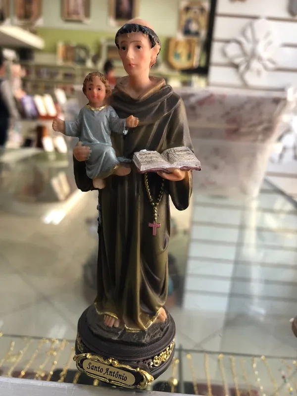 Imagem ilustrativa da imagem Promessas ao Santo Antônio: histórias reais de quem encontrou o amor com a fé