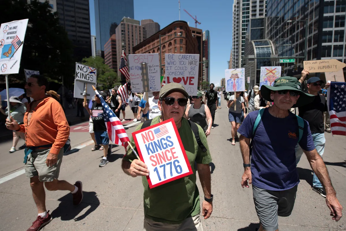Em Denver, no Colorado, manifestante leva cartaz em alusão ao protesto batizado de  "Sem Reis"