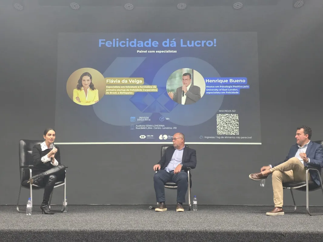 Flávia da Veiga, especialista em felicidade; Nícolas Mejía, superintendente do Grupo Folha de Londrina e mediador do evento; e Henrique Bueno, mestre em Psicologia Positiva.