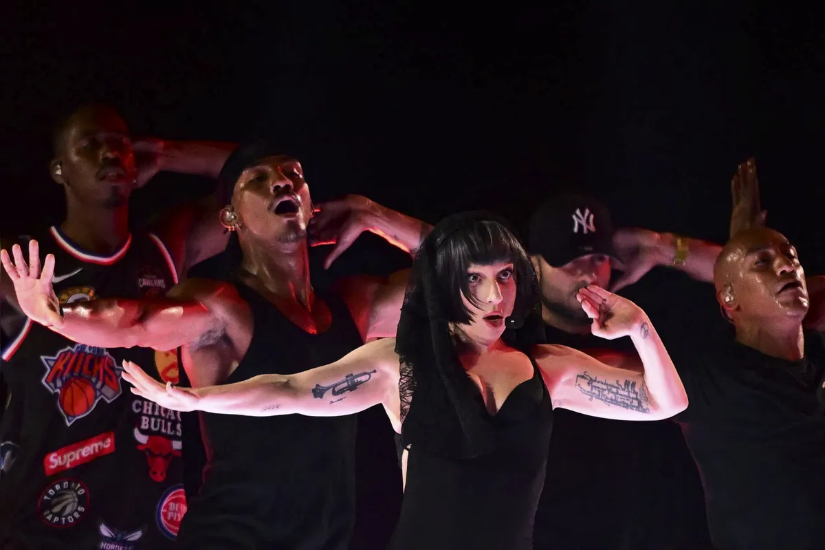 Lady Gaga surpreende fãs na noite de sexta-feira (3), ao fazer ensaio para o grande show no Rio