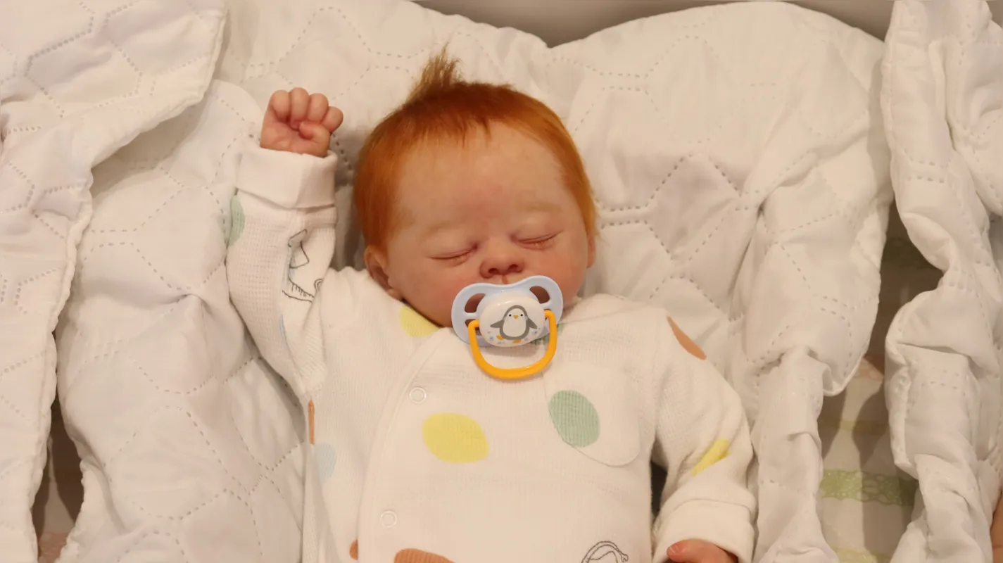 Os cabelos do bebê reborn é feito com pelos de ovelhas