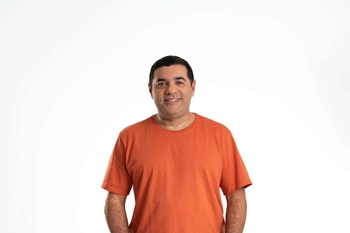 Gabriel Félix é o professor que comanda a prática de redação do Curso Positivo