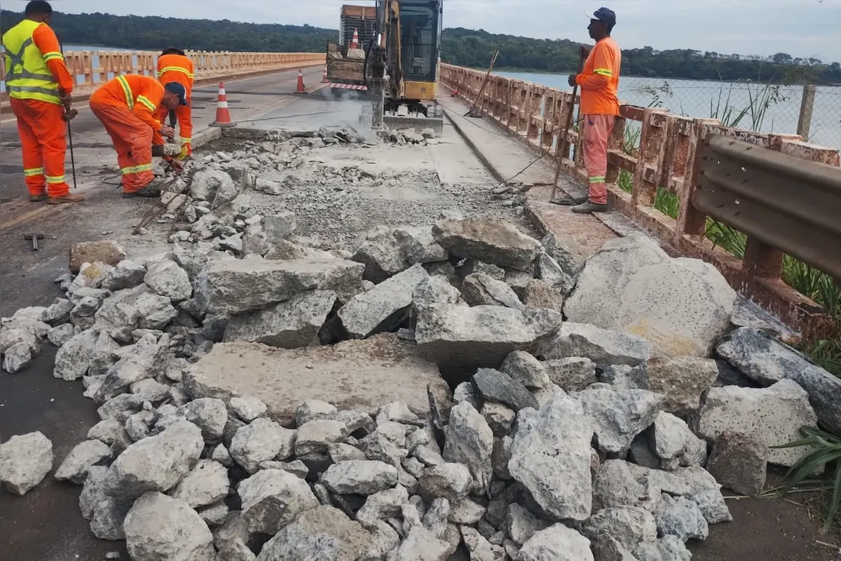 Operários trabalham na reforma de ponte sobre o Rio Paranapanema