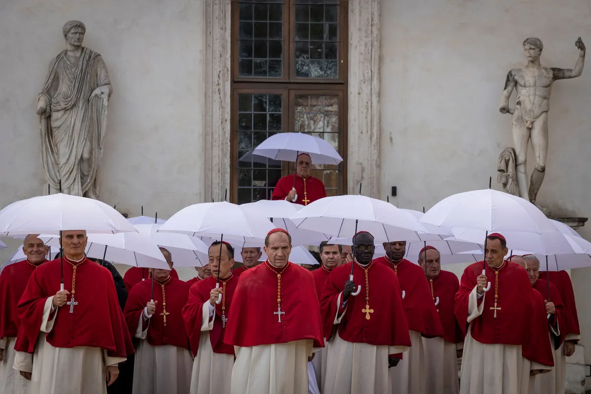 "Conclave", dirigido por Edwrad Berger, trata do processo de escolha de um novo chefe da Igreja Católica
