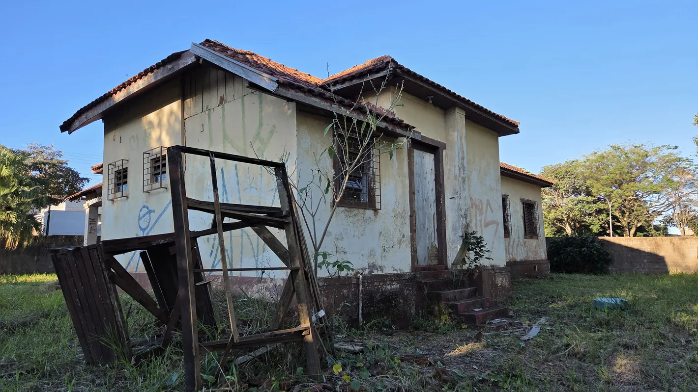 Na rua Mário Bonalume, no Jardim do Leste,  imóveis de antiga área cafeeira transformaram-se em mocós e depósitos de lixo há mais de dez anos