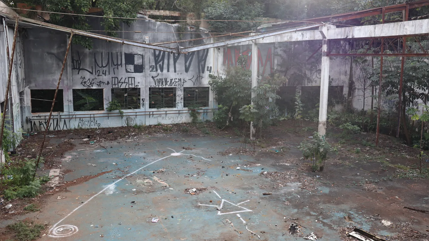 Antigo Centro de Ginástica Artística Alceu Malucelli: um dos 134 imóveis de Londrina em estado de abandono, encontra-se sem telhado e tomado pelo lixo