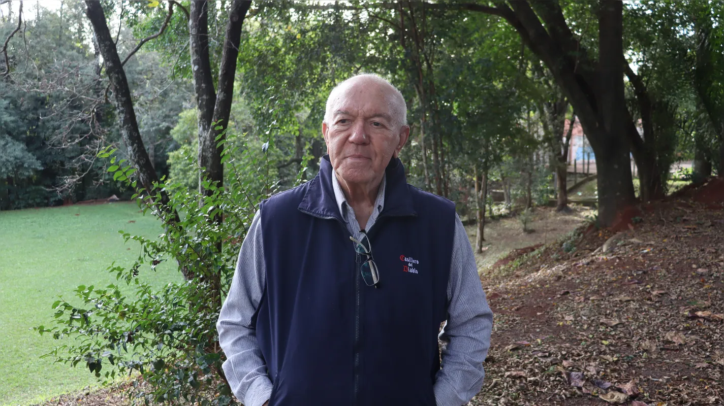 Valdecir Cerkevink Ferreira de Melo, morador da rua Monte Castelo, critica a destruição do antigo Centro Alceu Malucelli apontando o lixo que serve até à proliferação de mosquitos da dengue