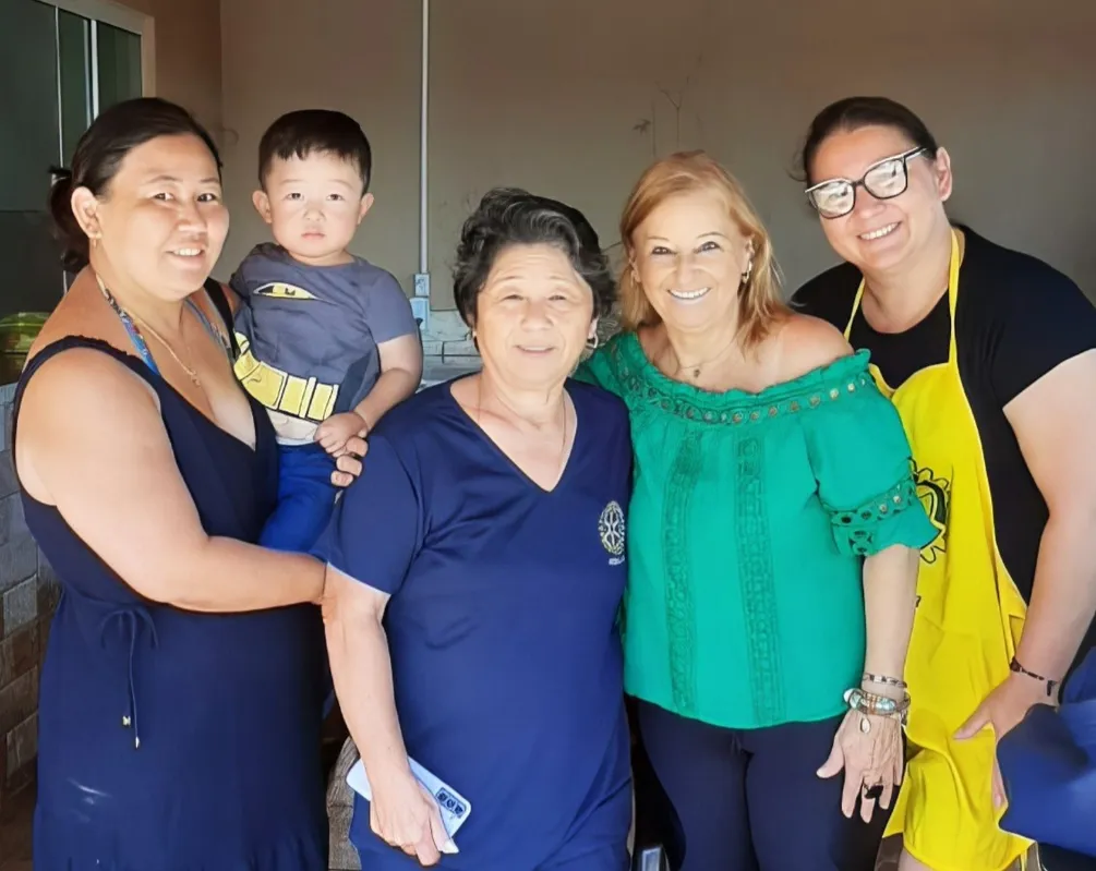 Liane Koyama Matsumoto, o menino Heitor Koyama Matsumoto, dr. Sumiko Koyama, Feĺicia S. Watanabe e Rubia Ribeiro de Assis