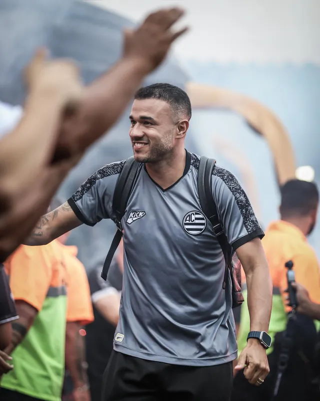 Roger Silva cumprimenta torcedores do Athletic em chegada à Arena Sicredi, em 2024