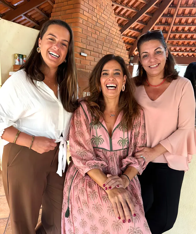 As paisagistas Cecília Gontijo, de Minas Gerais, e Luciana Bacheschi, de São Paulo, com a aniversariante Graziela Moraes