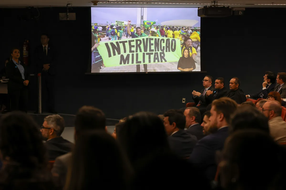 Imagem ilustrativa da imagem STF torna Bolsonaro e outras sete pessoas réus