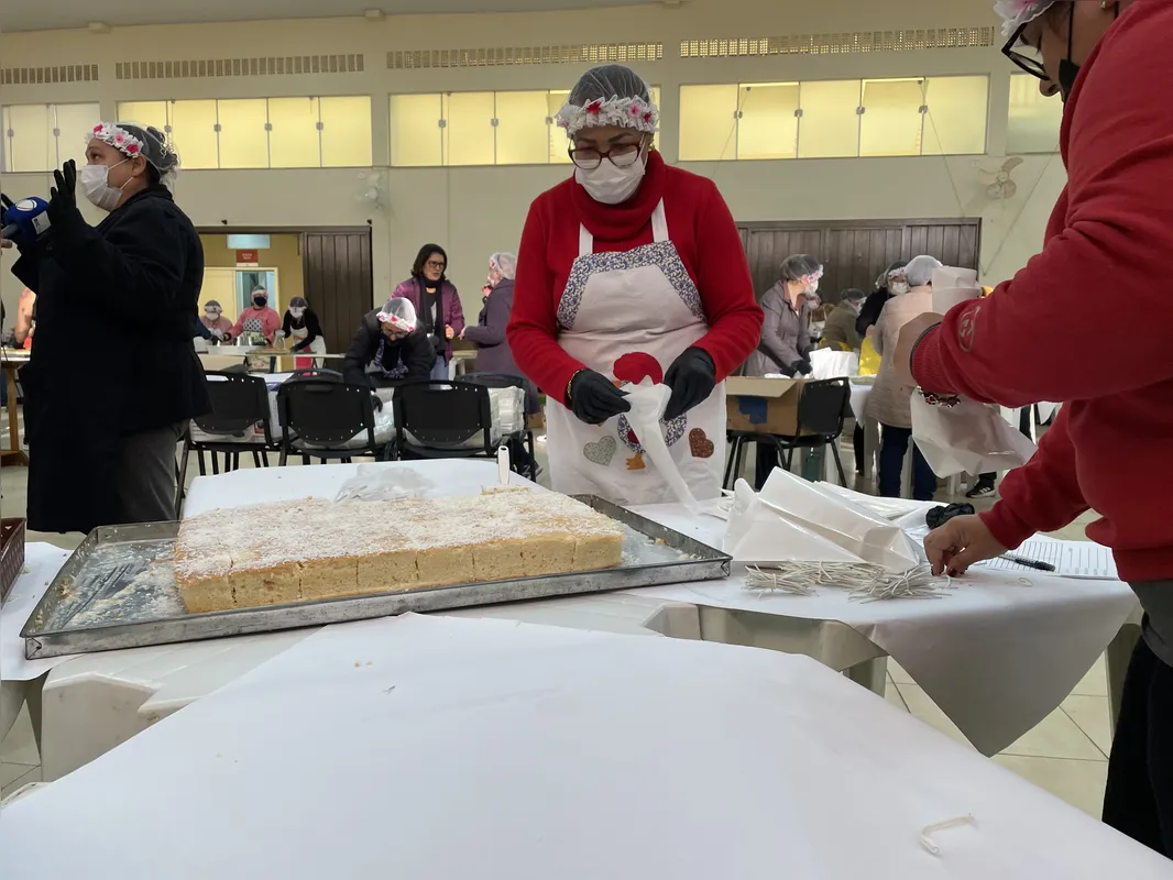 Imagem ilustrativa da imagem Santo Antônio: bolo do ‘casamenteiro’ atrai uma multidão em Cambé