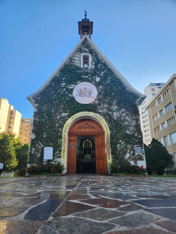 O sonho de erguer a capela dedicada à Mãe Rainha começou na década de 1930