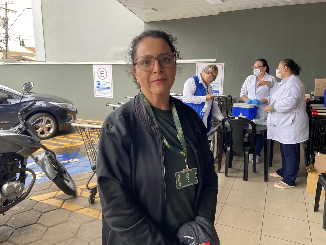 Irenice Oliveira, supervisora de caixa, contou que a comodidade em se imunizar no mercado foi “maravilhosa”